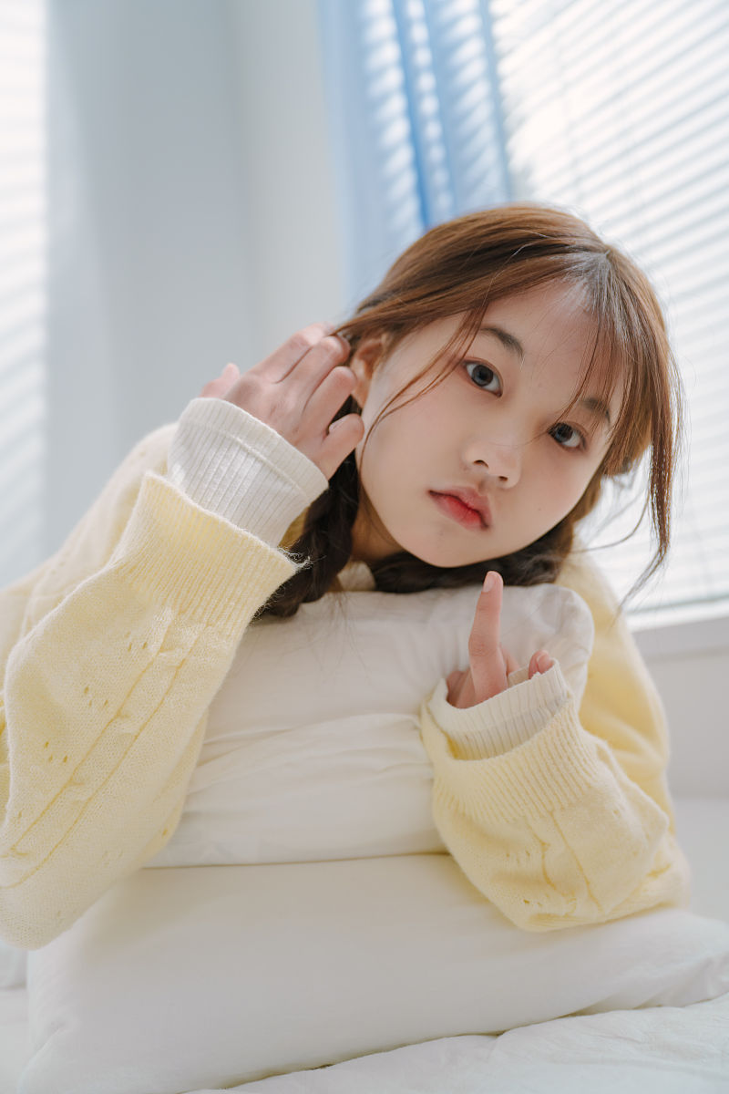 描述一位女子身材娇小可爱面容可爱的句子