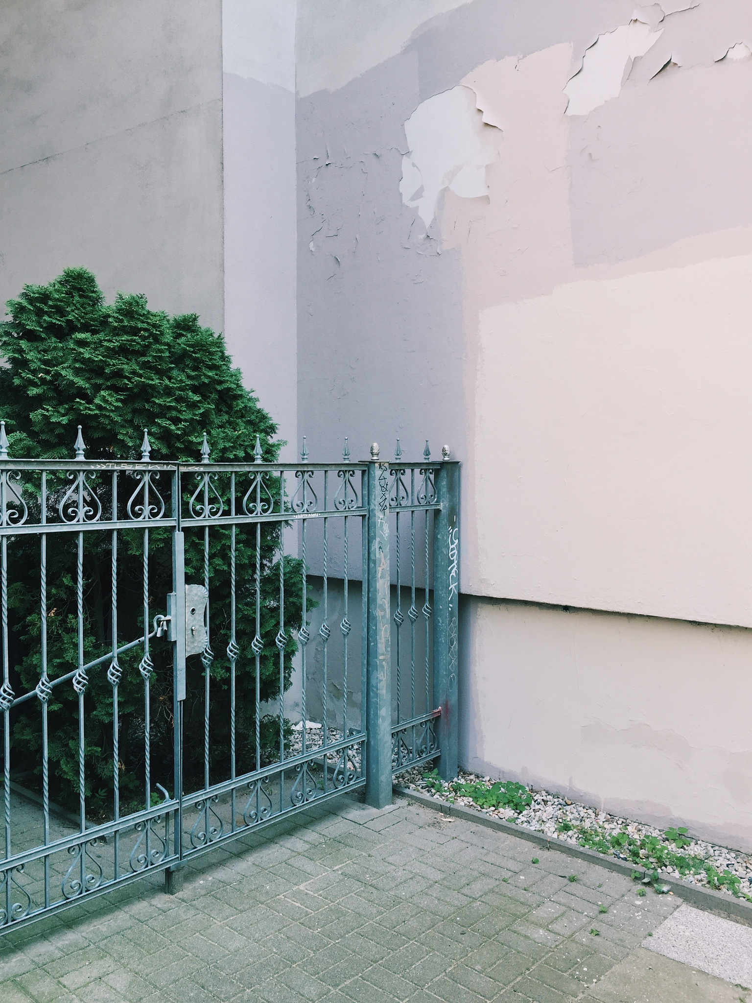 根据这段 今天主要是整理建筑工程安全和功能检验资料这份资料也可分为①建筑与结构②给排水和采暖③建筑电气④智能建筑⑤通风与空调⑥电梯六个部分。今天主要是整理建筑与结构部分的资料这份资料都是一些试验记录测量记录等。如：①屋面淋雨蓄水试验记录②地下水防水效果检查记录③有防水要求的地面蓄水试验记录④建筑物垂直度标高全高测量记录⑤烟道抽气风道检查记录⑥幕墙和外窗的物理性能检测报告⑦建筑物沉降观测测量记录⑧节