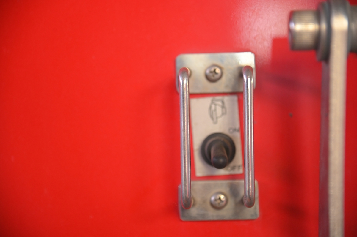 圆把手的门锁内侧按了下去外面用钥匙打不开了且无法进去怎么办？