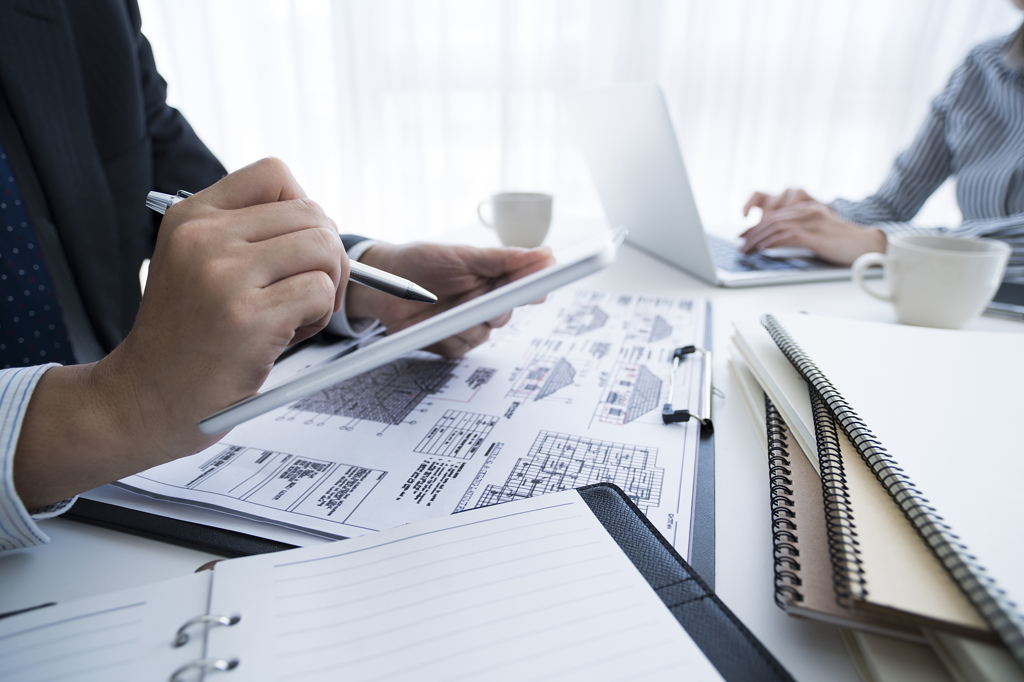 men and women to work at the desk