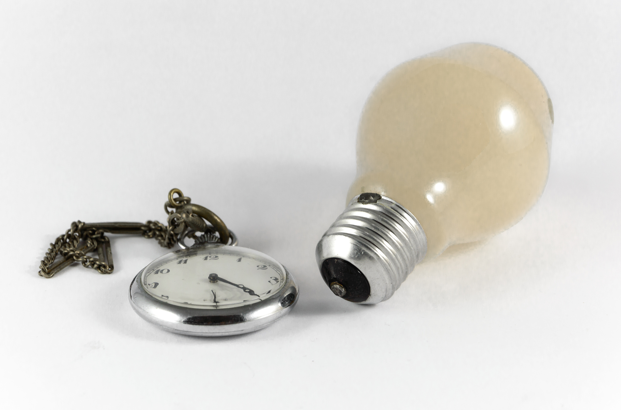 硬质防水防爆取暖灯泡安装电房可以吗帮我用210字详细描述