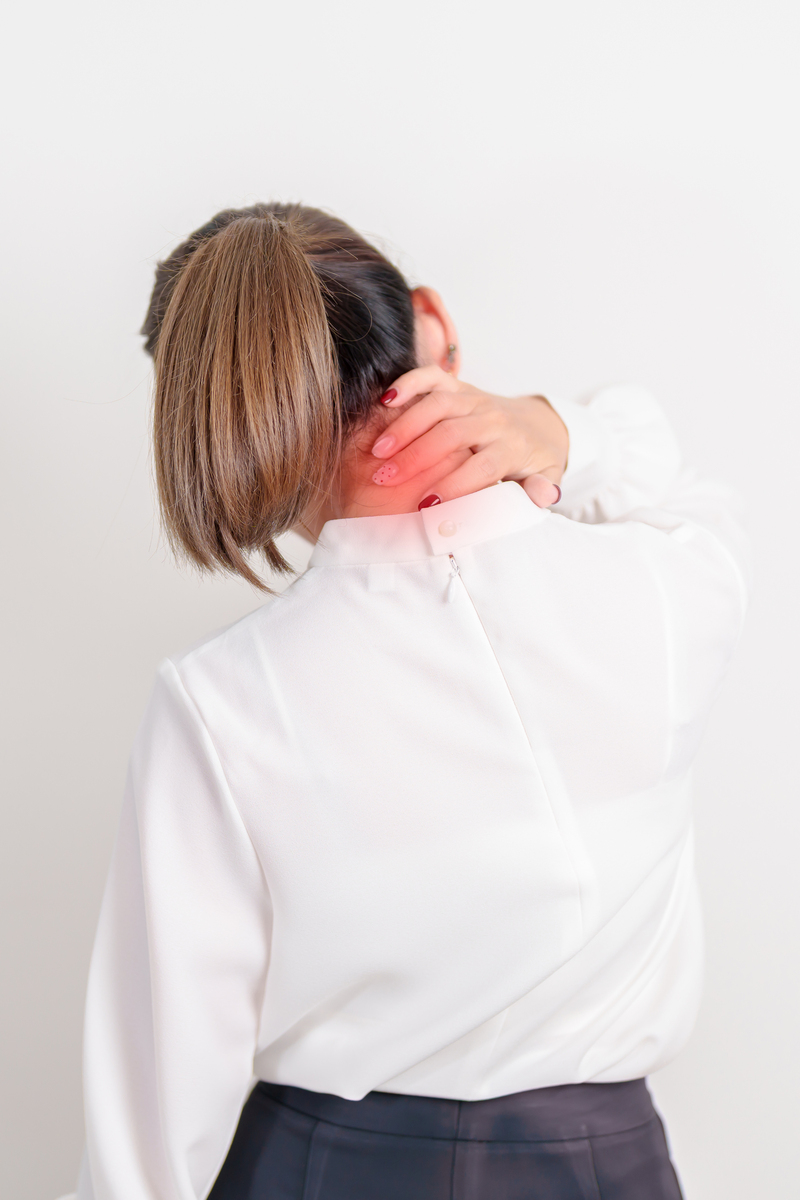 你是一个外科医生同时也懂健身有个人说他脖子有点疼、可能是睡觉姿势或者夏天开空调的原因请帮他诊断到底是什么原因？怎么办？