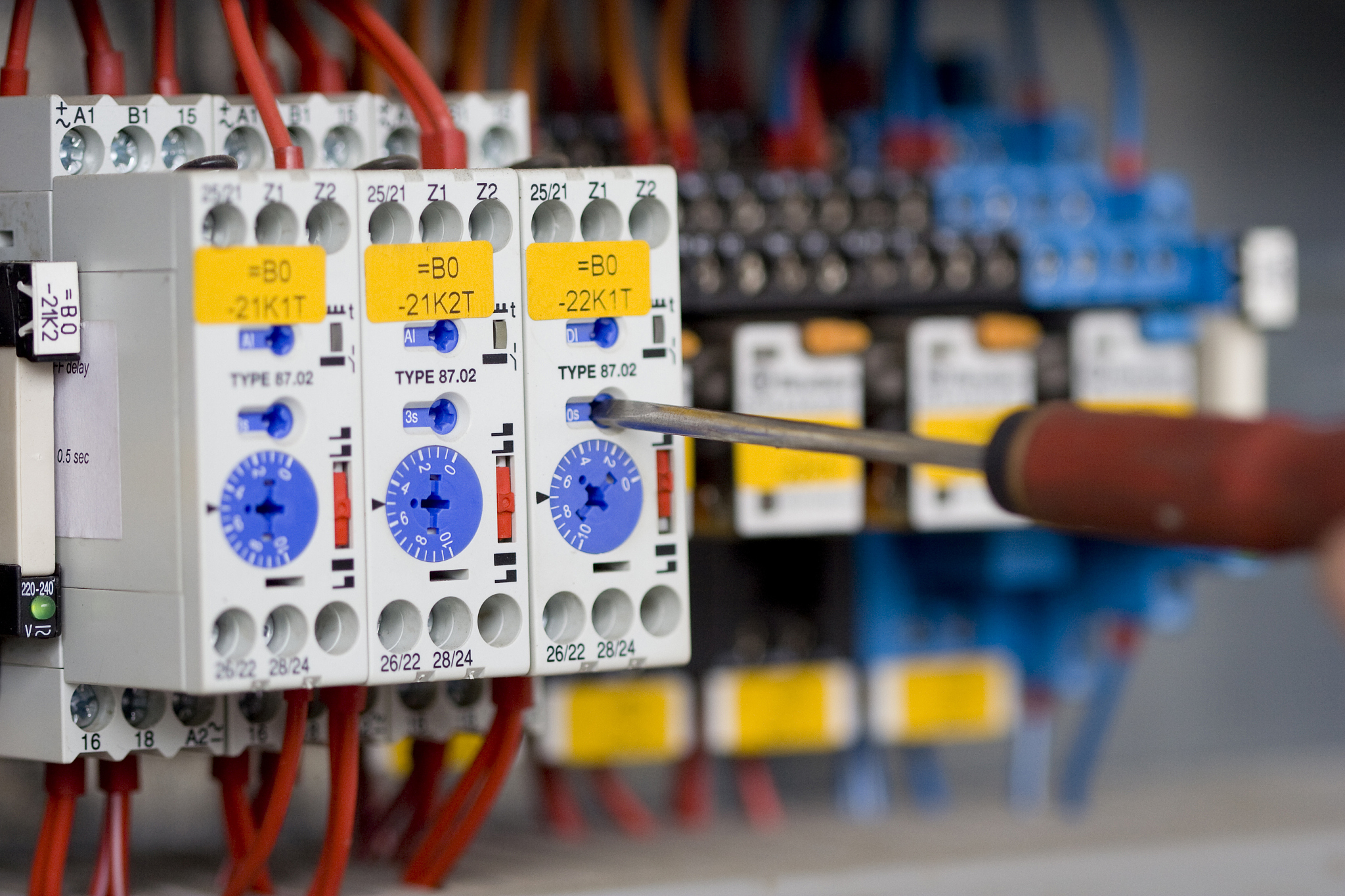 三相三线电能表电压测量：AB、CB间电压如何计算？