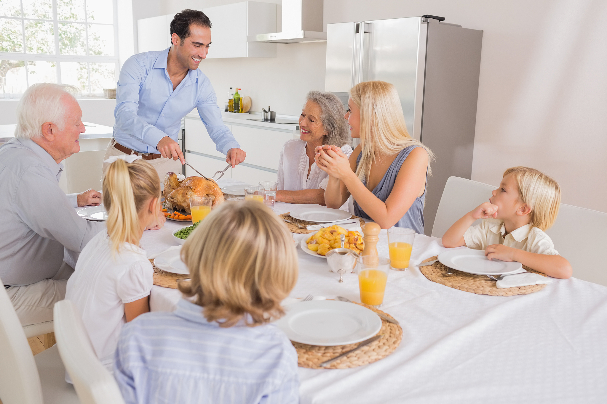 一个父亲只关心二女儿明显偏向二女儿 经常瞧不起大女儿 现在大女儿订婚了会和谁更亲近心里？