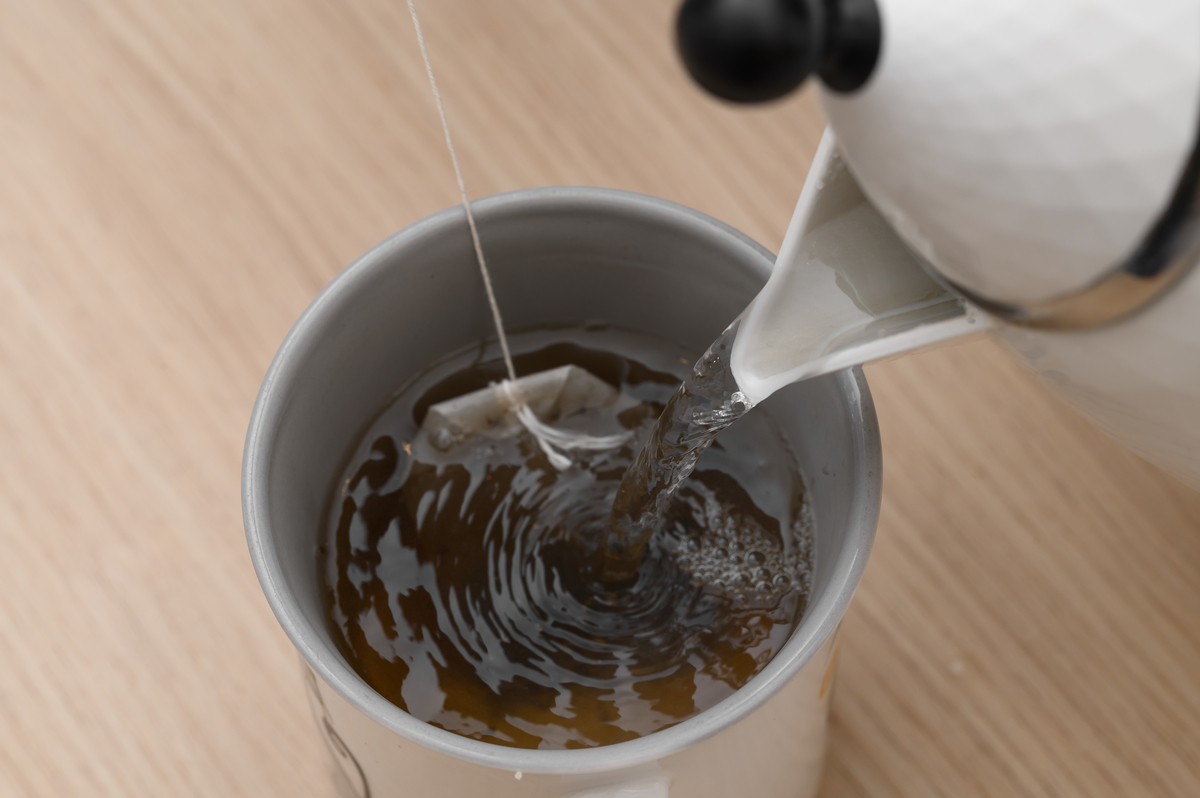 帮我造个句 有两瓶水 两个茶包 两个咖啡 一个烧水壶 两个一次性杯子