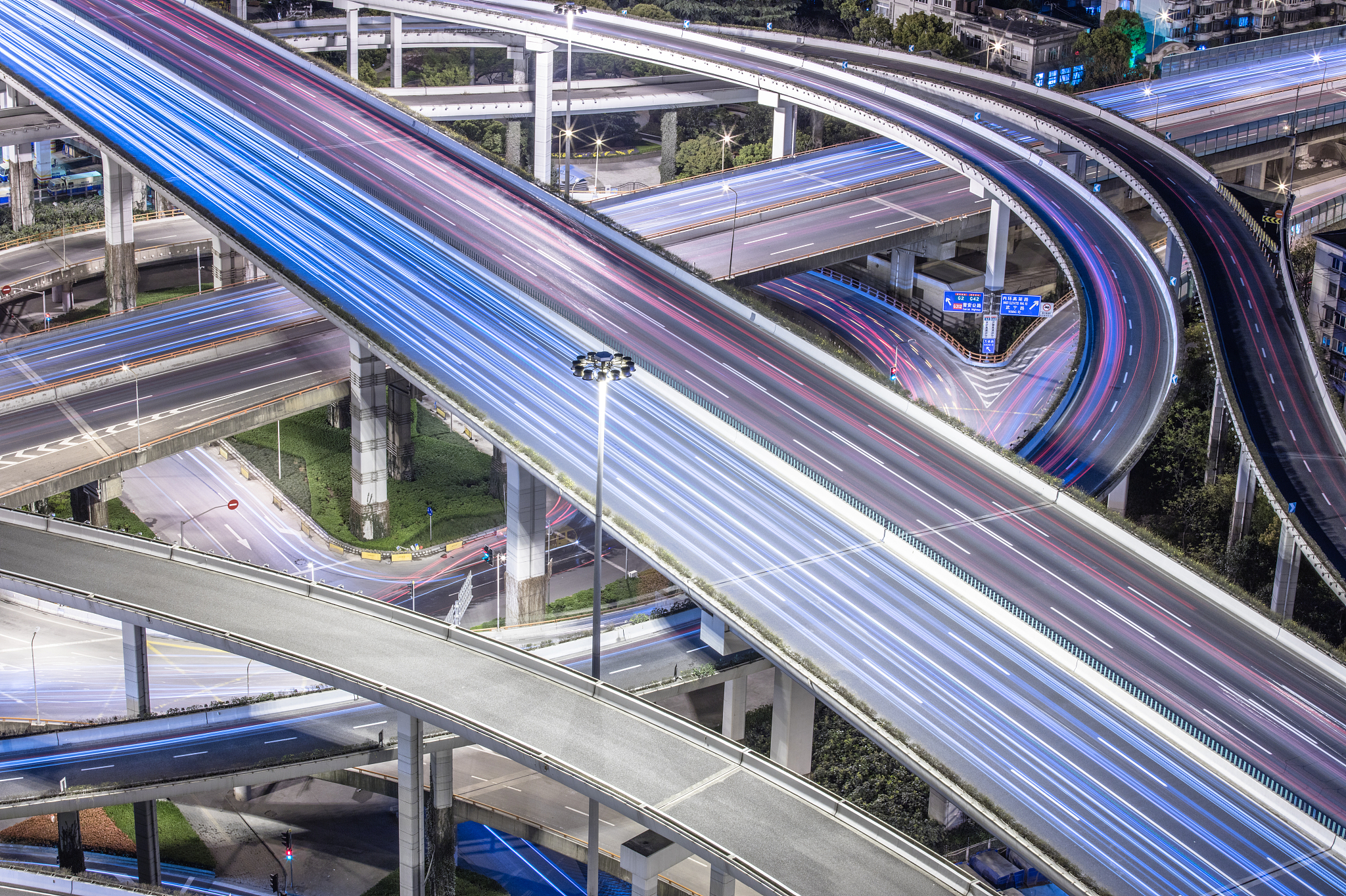 改写下面一段话，降低论文查重率针对某快速路南洲立交桥工程的特点，运用风险管理相关理论和方法，系统分析了该项目的19种风险事件，并具体分析了每种风险事件的风险概率等级、损失等级别，分别提出了相应的风险对策。