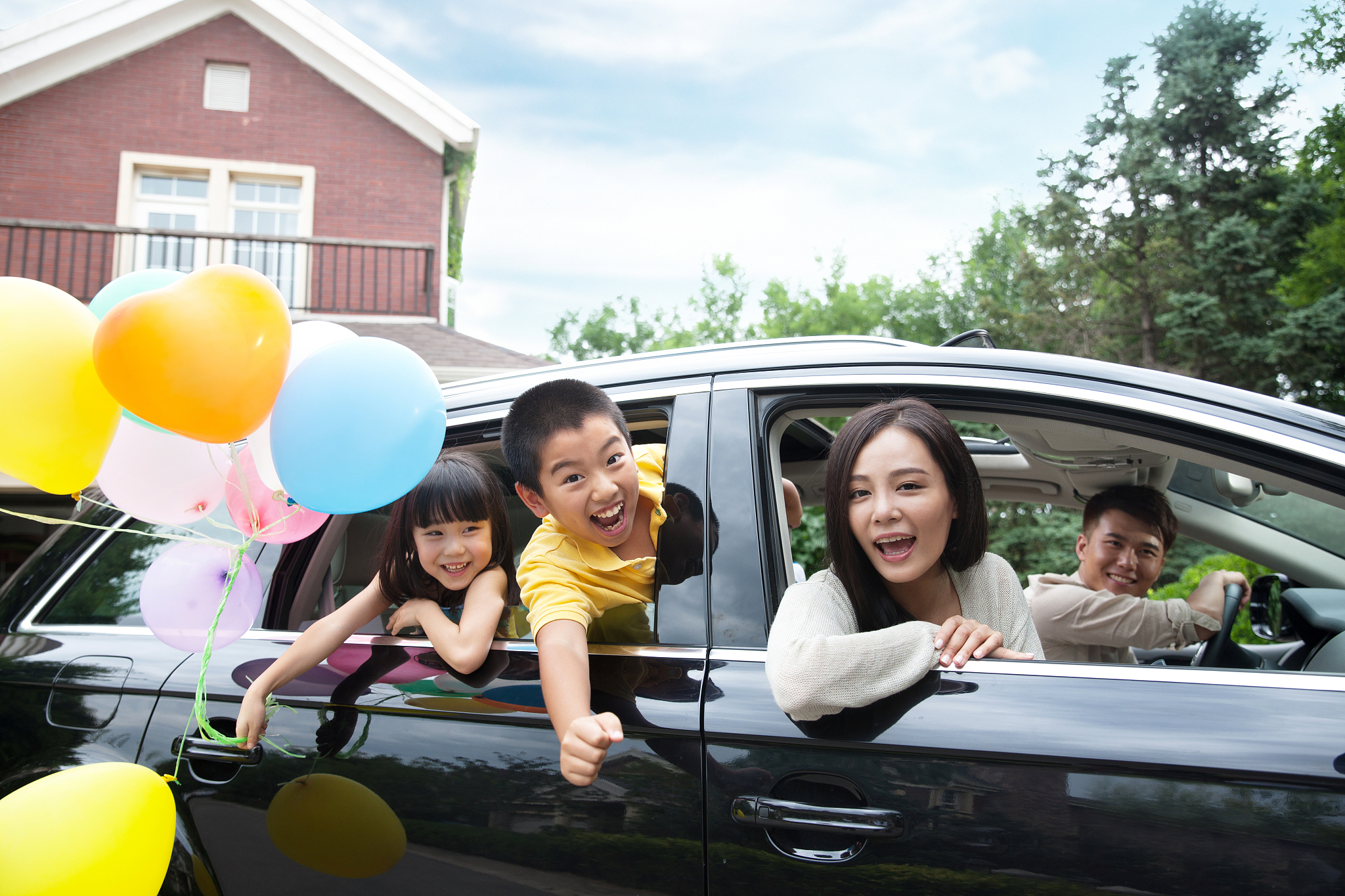 我们开着房车带娃全国旅居的90后夫妻想要招聘一位活泼开朗且有幼师经验的老师陪着孩子一起旅游寓教于乐边玩边教育孩子。请帮我生成招聘内容