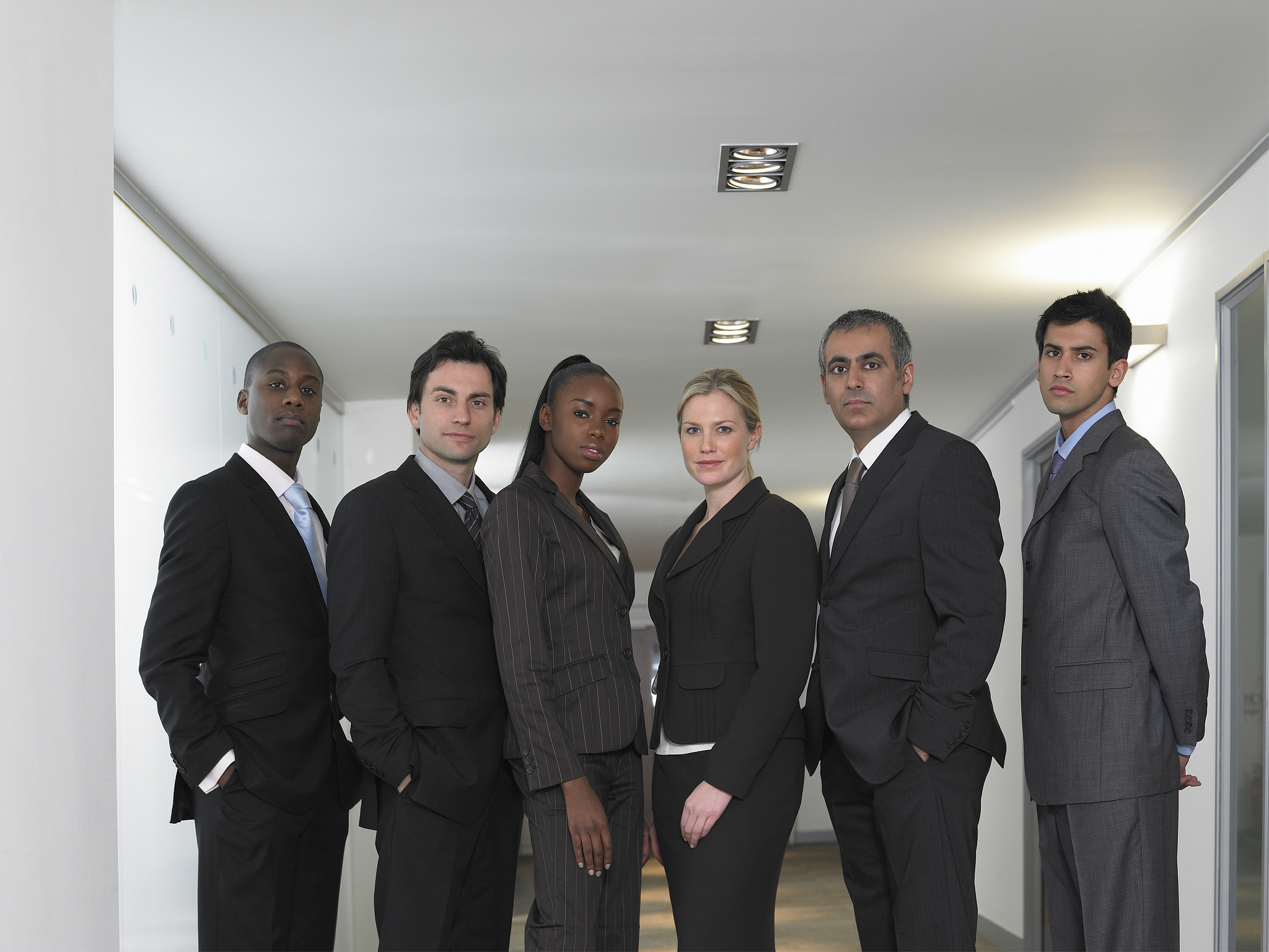 简要分析微软创业团队中为什么盖茨能够成为团队的核心人物。