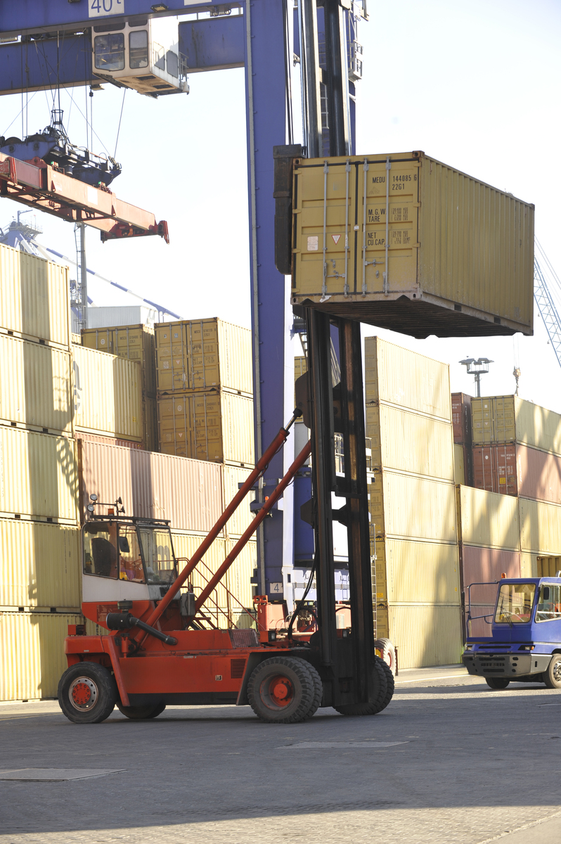 集装箱货运站装卸设备选择指南：3大因素助你高效省钱