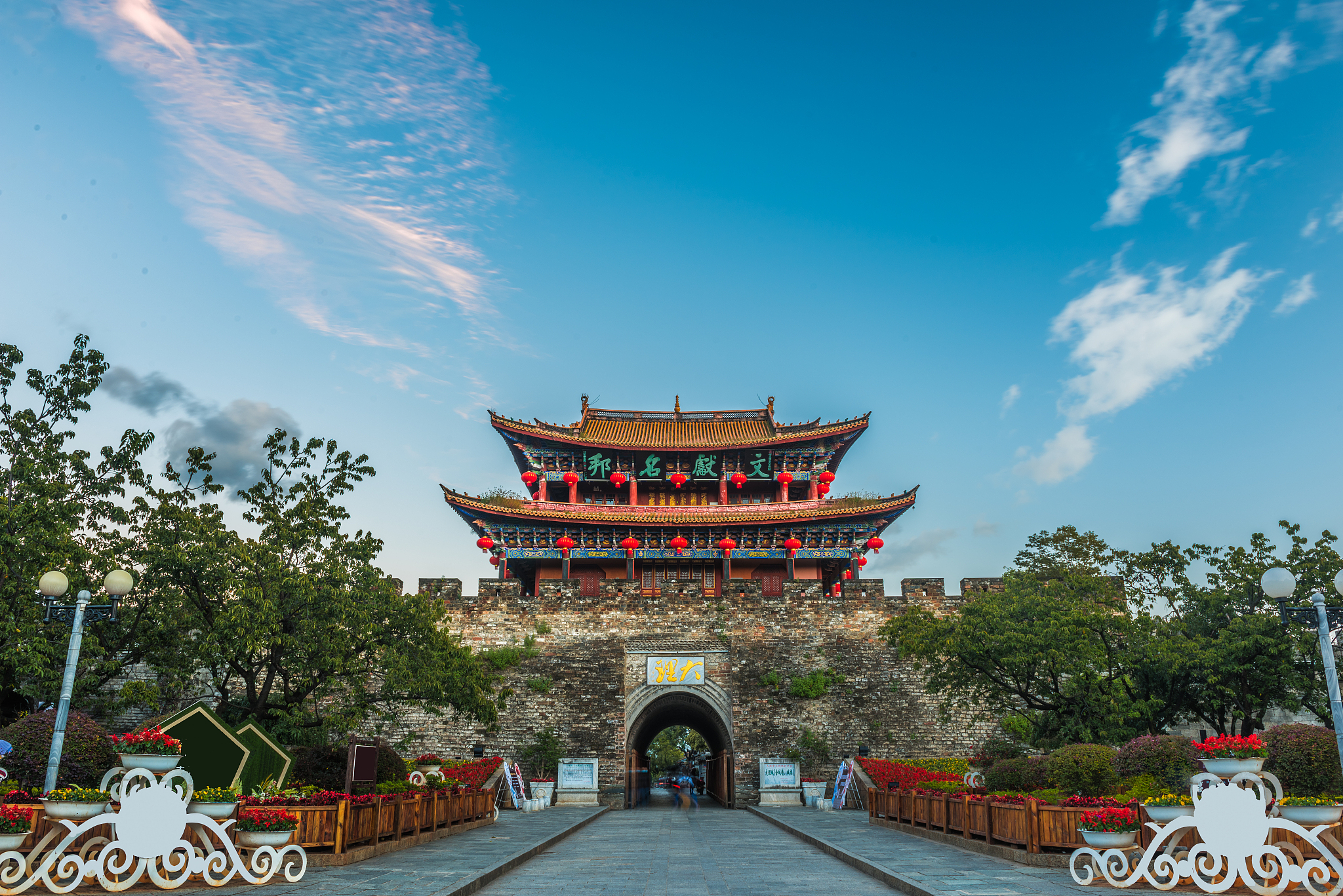 用表格形式安排一次云南大理的6日游行程，表格内容包含日期，景点，交通方式，餐食，费用，天气预报
