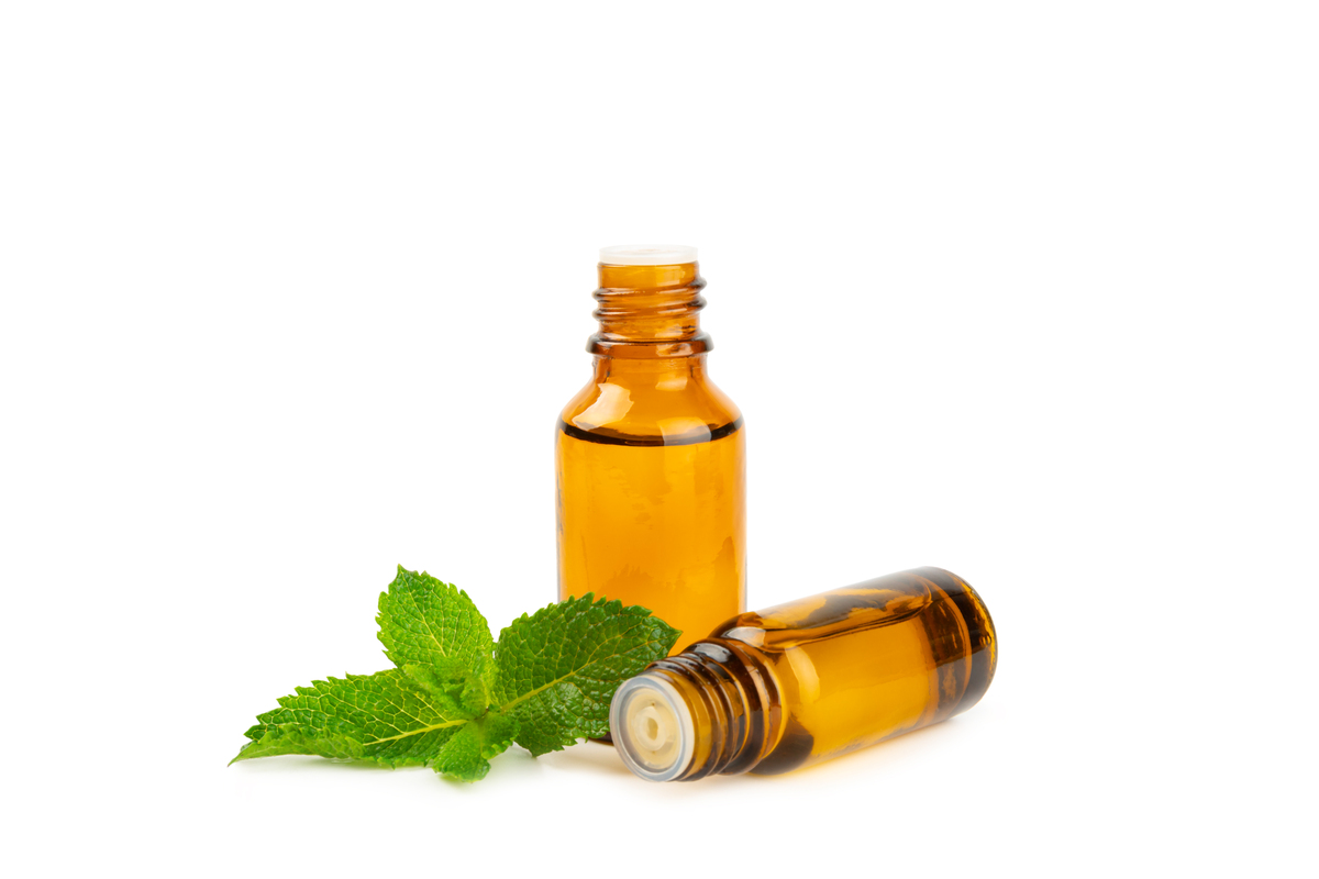 帮我写一个关于精油的文案内容主要分为三个部分第一个部分为自我介绍第二部分为精油的成分第三个部分为精油的功效