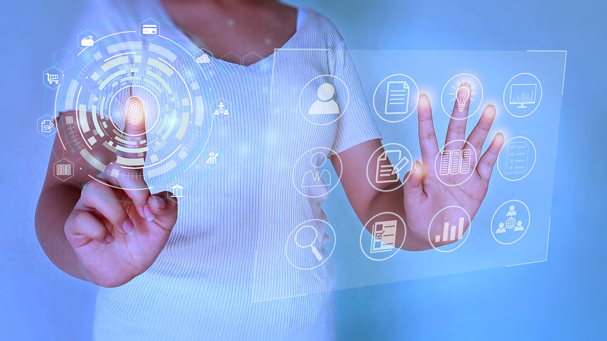 改写这段话根据手势信息的获取方法不同手势识别可以大致分为基于传感器设备的手势识别、基于视觉的手势识别以及基于深度学习的手势识别。