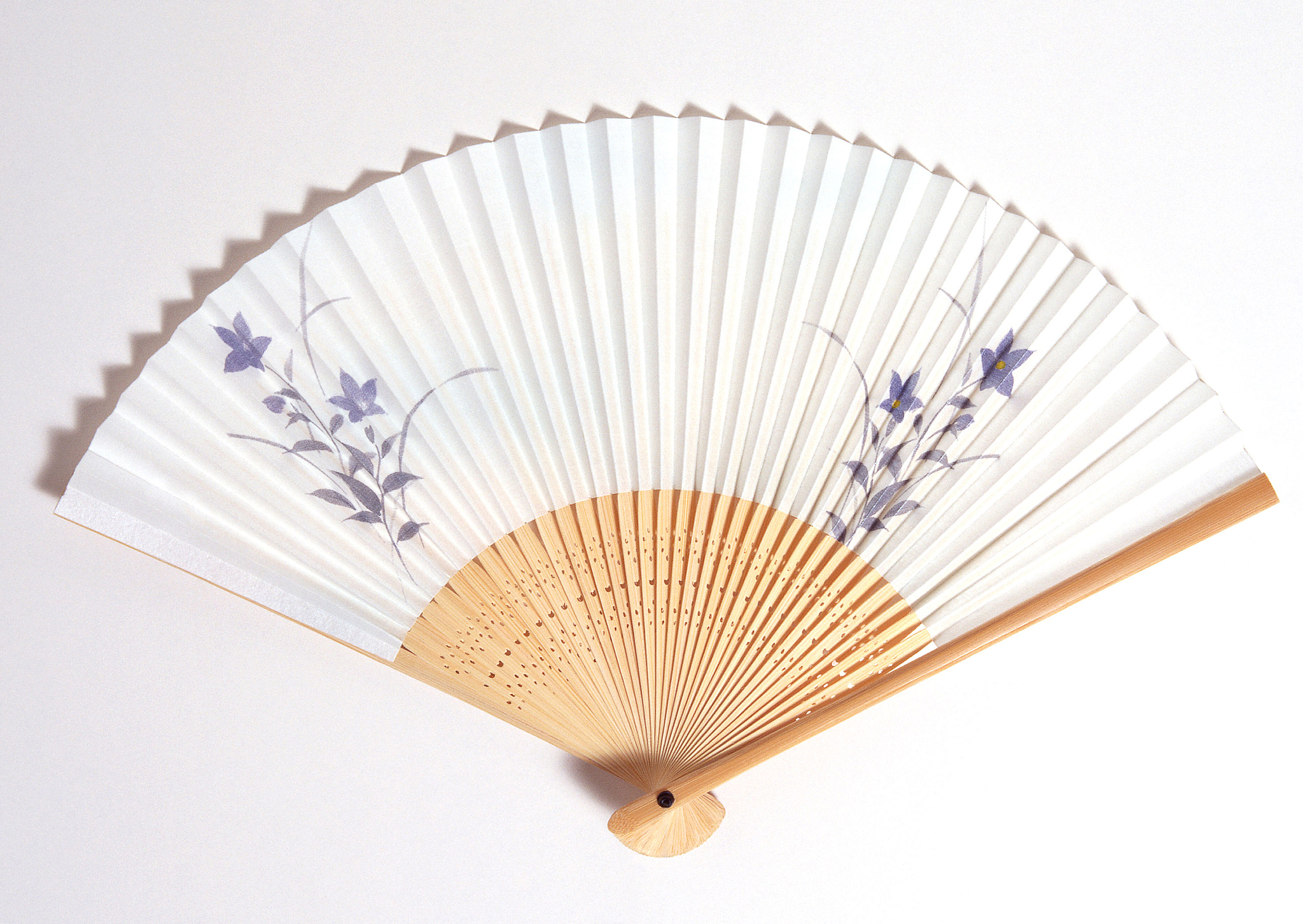 荣昌这善于其他折扇的不同之处荣昌折扇的不同之处在于它采用了特殊的材料和工艺使得折扇更加轻盈、柔软、耐用同时也更具有艺术性和观赏性。荣昌折扇的材料多为丝绸、羽毛、竹子等天然物质而且在制作过程中采用了多种传统的手工艺技巧如刺绣、绘画、雕刻等使得折扇更加精美细致。此外荣昌折扇还注重设计和创新不断推出新款式、新花样以满足不同人群的需求和喜好。帮我设计一个关与荣昌折扇的问答环节