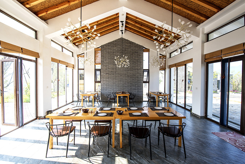 1通过互联网+智会民宿以互联网为载体形式和电视广告以及城市广告墙进行对外营销2树立自己的品牌id将自己的品牌3在社交媒体成立自己的官网账号4与公益挂钩5打造完美的售后展开内容