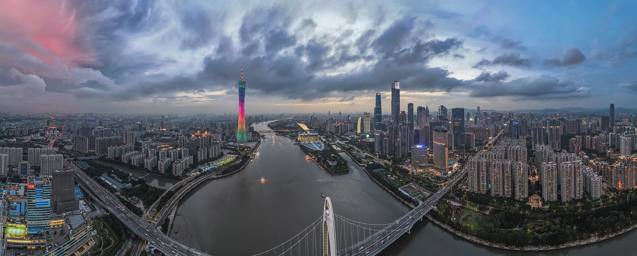 黄昏广州城市天际线珠江新城全景摩天大楼建筑繁华商业金融中心