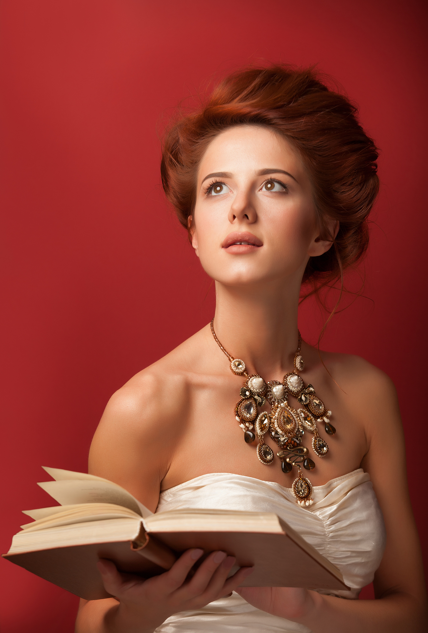 edwardian women with necklace and book