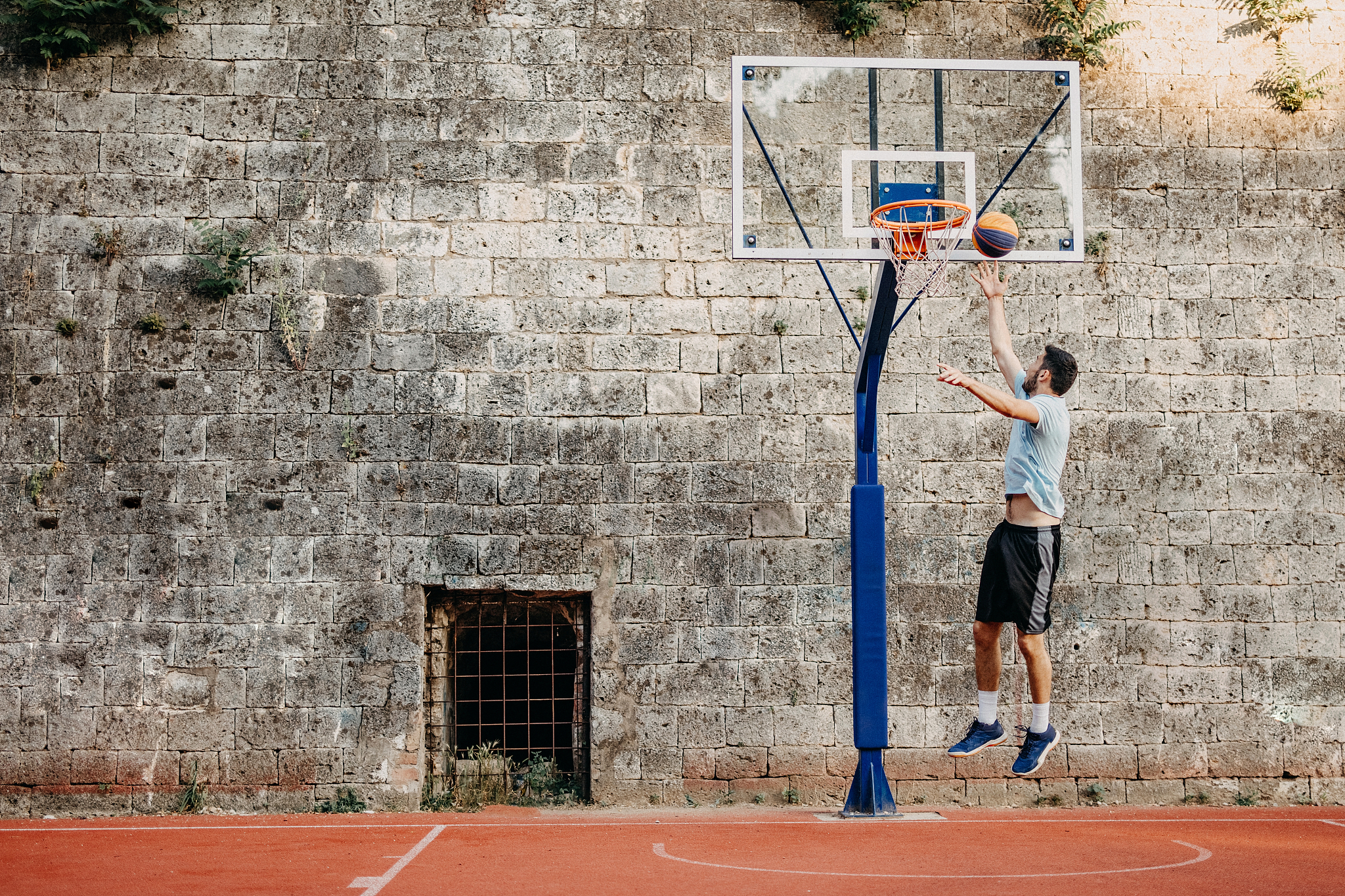 描述一个打篮球的场景