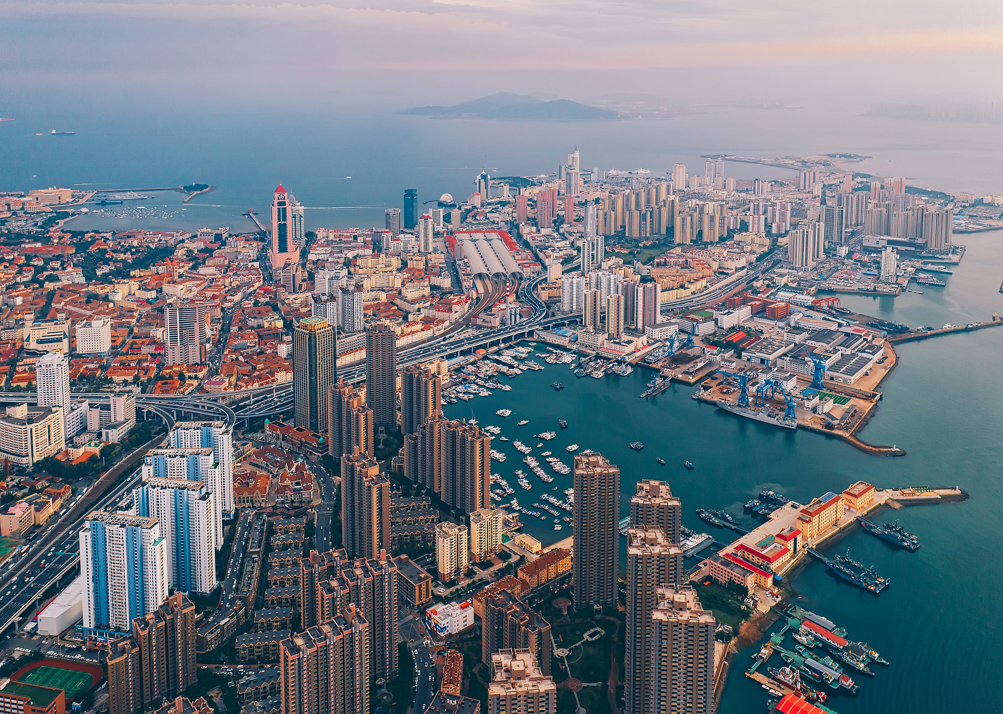 青岛市经济发展水平、政治地位及主导产业链概述