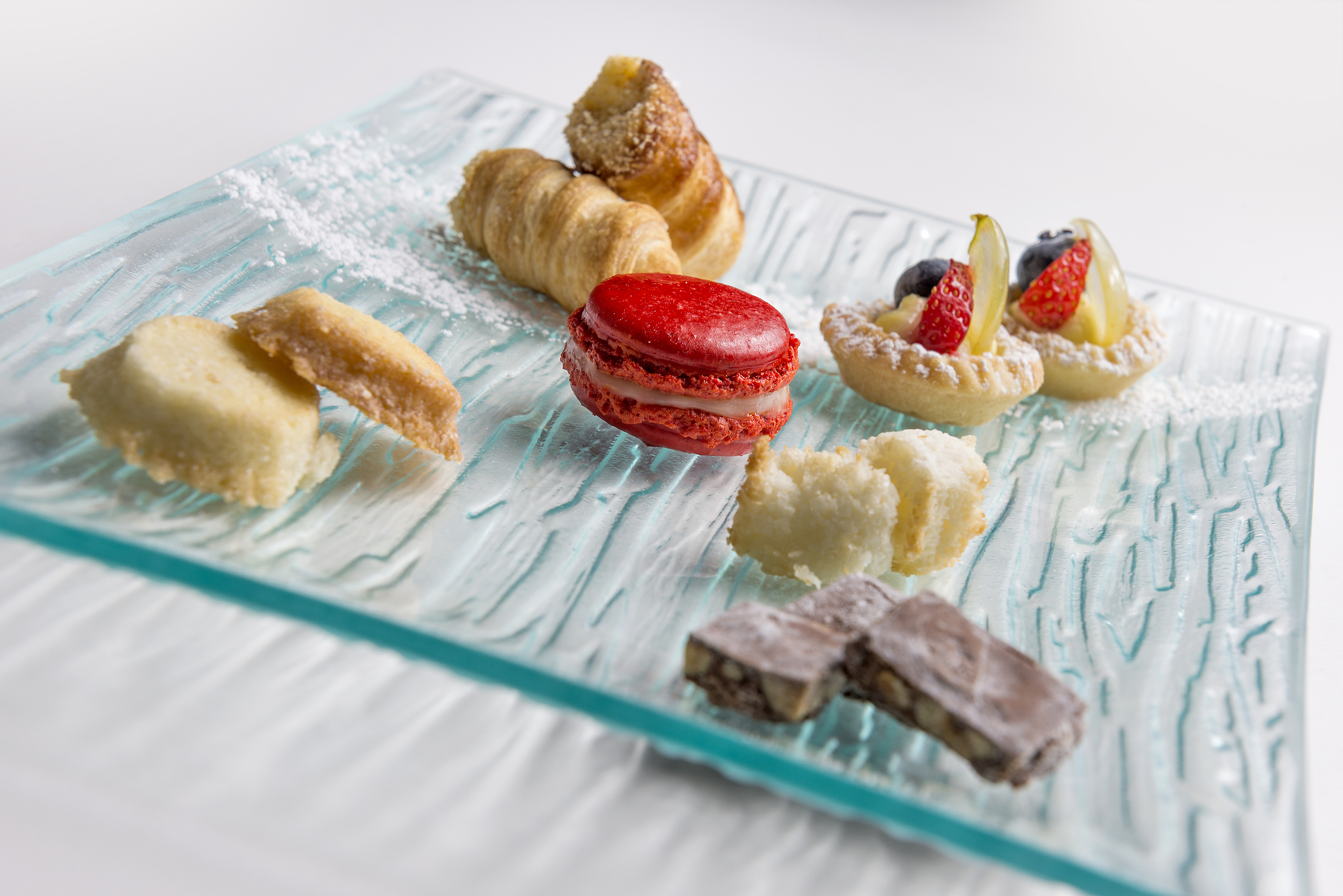 plate with small pastry