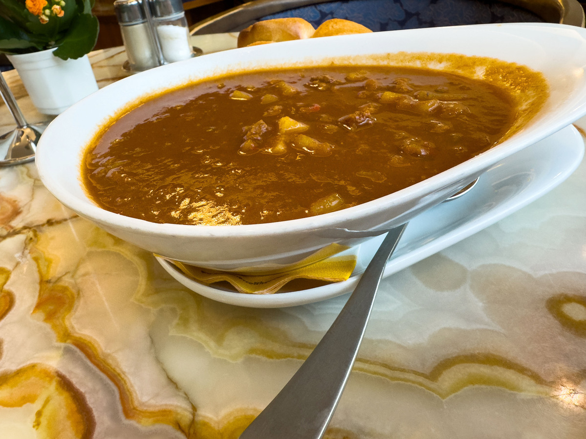 胡辣汤：南方暖胃美食，香辣过瘾，营养丰富