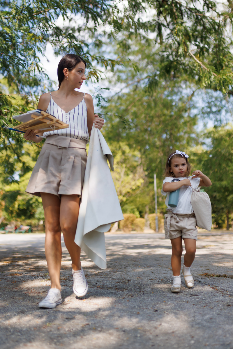 撰写一篇夏日美文关键词：阳光穿搭 烂漫自由的童年简洁利落的裁剪休闲服饰