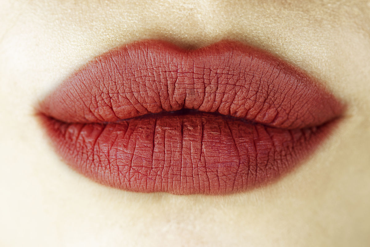 找到了一款很适合亚洲人肤色的口红想在小红书上写一个详细的测评你能帮我出个文案吗？要求：多用短句带有少量emoji