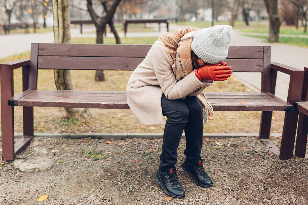 详细描述重症抑郁对身体和心理及认知的损害
