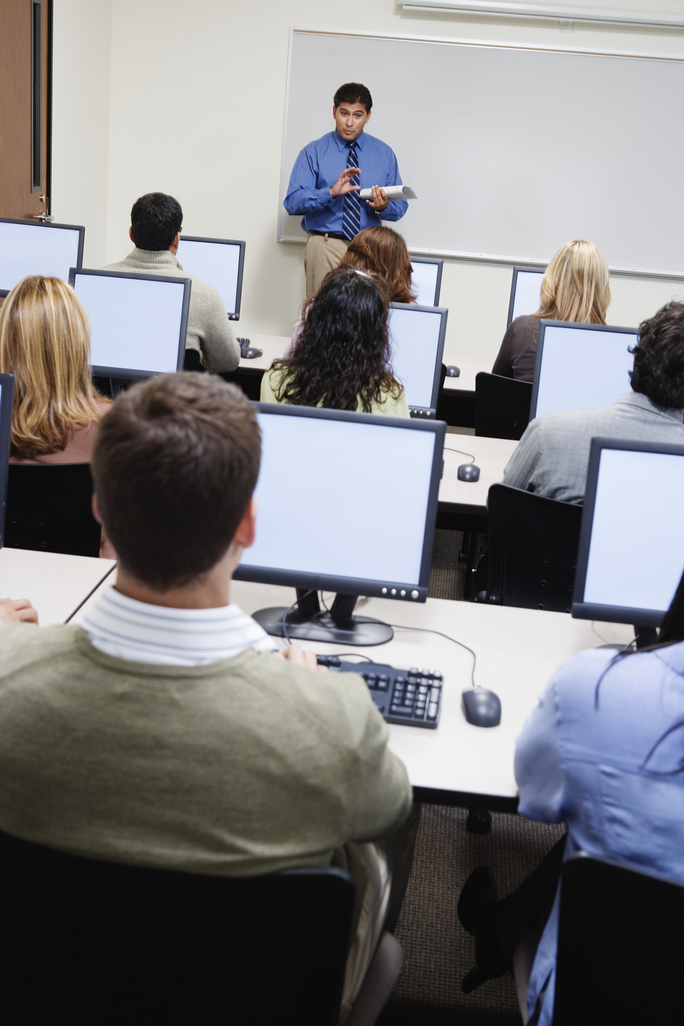 根据以下内容生成200字日报：上午商务新同事已到位跟新同事相互认识做了简单交流。然后王老师给我们做了培训通过彩页白皮书相关视频重点讲解重点机型H3C R4900G5。下午服务器实体机查看讲解通过新华三大讲堂视频教程学习服务器的通用基础知识和红牌两路服务器G3的型号