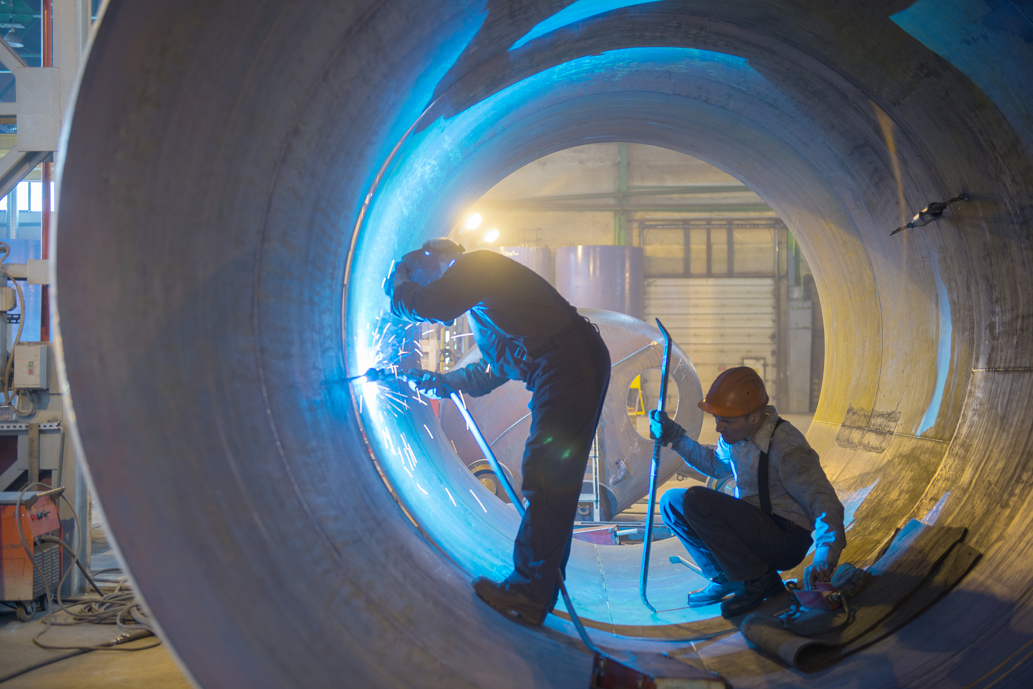 球罐焊缝无损检测工艺综合设计作业要求：1工件简介简图；2焊缝无损检测要求；3焊缝内部质量检测两种检测方法其中一个100检测另一个20抽检注意检测部位；4焊缝内外表面质量检测两种及以上检测方法其中一个100检测另一个20抽检注意检测部位5各种检测方法的具体工艺参数及检测流程操作指导书、流程图、检测简图等6另加一种无损检测新方法的检测方案。第3、4项可用什么检测方法