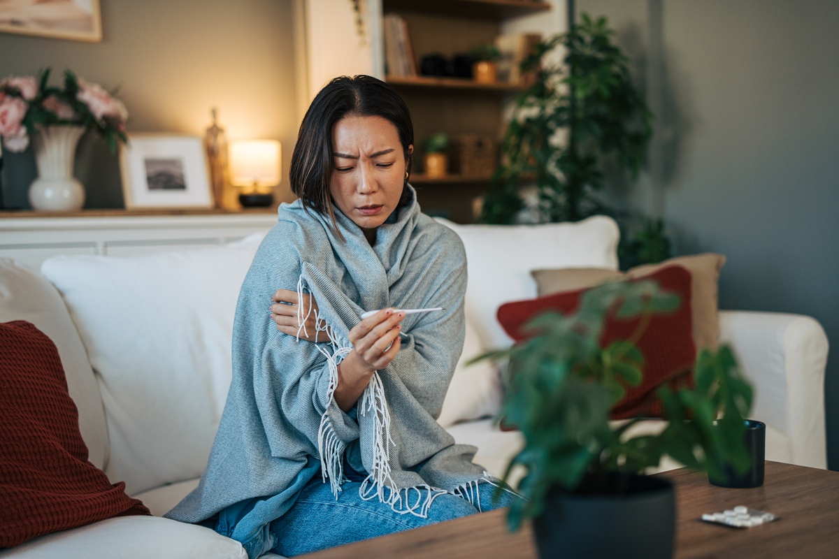 生病的女人在量体温,<strong>感觉</strong>不适,患有流感