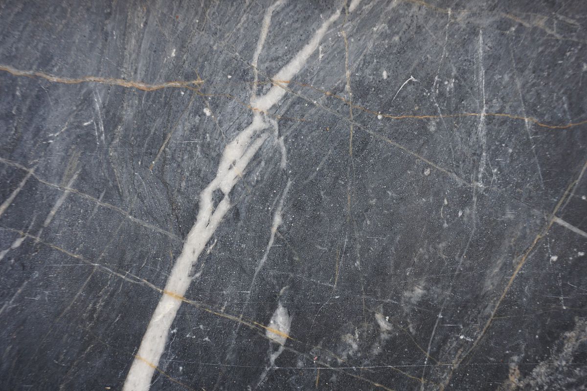 翻译成中文：i	Transactions represent the payments made by YR Cayman to service providers each year on behalf of the Company Pursuant to Board Resolution dated December 31 2018 those payments were deemed as