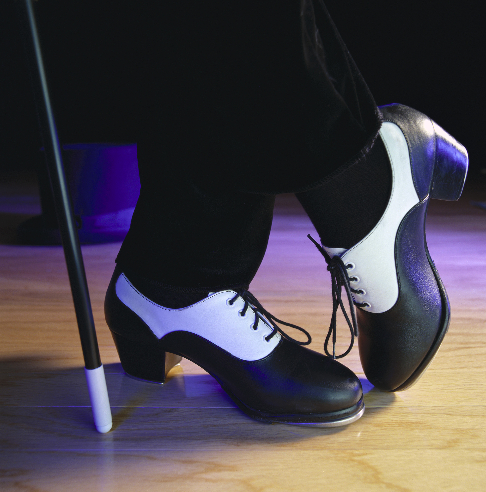 你好请你作为一名出色的外贸销售人写一封邮件你的客户上次是5月份购买了许多双Stretch canvas shoes 当你在浏览他的facebook时发现他们还可能有Jazz shoes的需求因为舞蹈季即将来临请你试着让客户复购芭蕾鞋并尝试推荐Jazz shoes因为你在美国有海外仓所以那些鞋可以以$1299的价格包邮出售