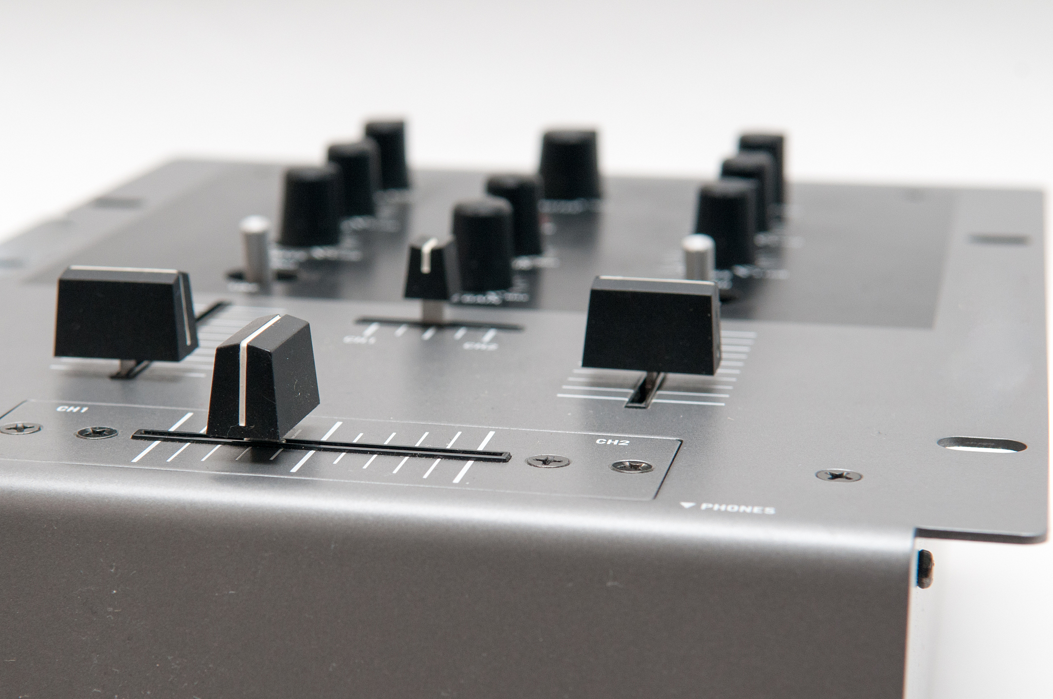 客户是一家丹麦公司提供各种电缆、高保真音响和家庭影院设备，采购音频连接器，我们生产连接器的，可以连供一站式的服务，请用英文写一封邮件