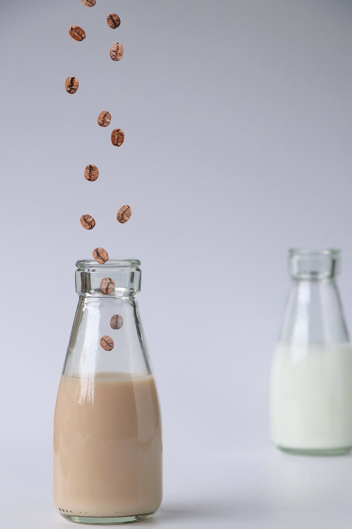 生成一个对话式的骆驼奶推销短视频剧本