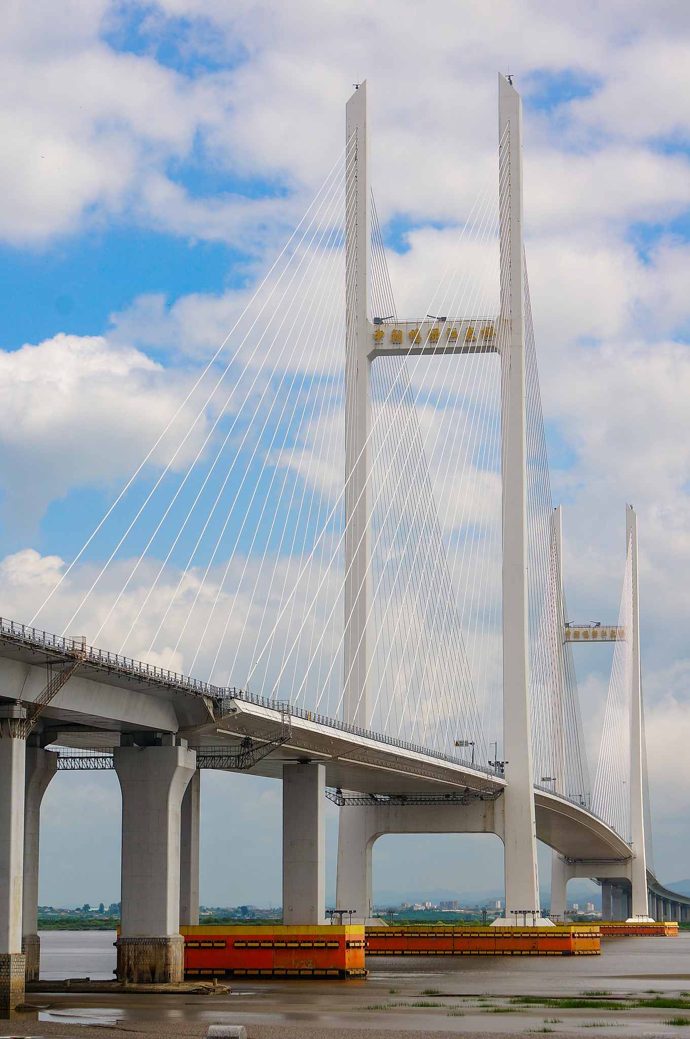 中国和朝鲜签订过互相防御的条约吗是的中国和朝鲜于1961年签订了《中朝友好互助条约》其中包括了相互防御的内容。根据该条约如果一方受到外来武装侵犯另一方应该立即采取必要的行动包括使用武力予以援助和支持。至今有效嘛