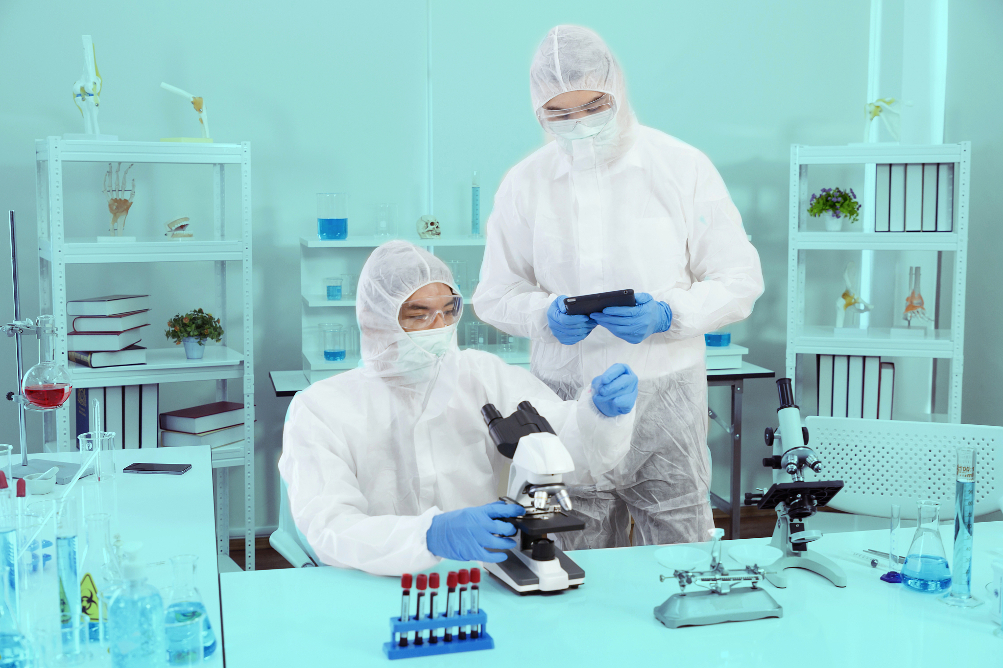 根据STAR法则写一段：在实验室作为成员的校园经历