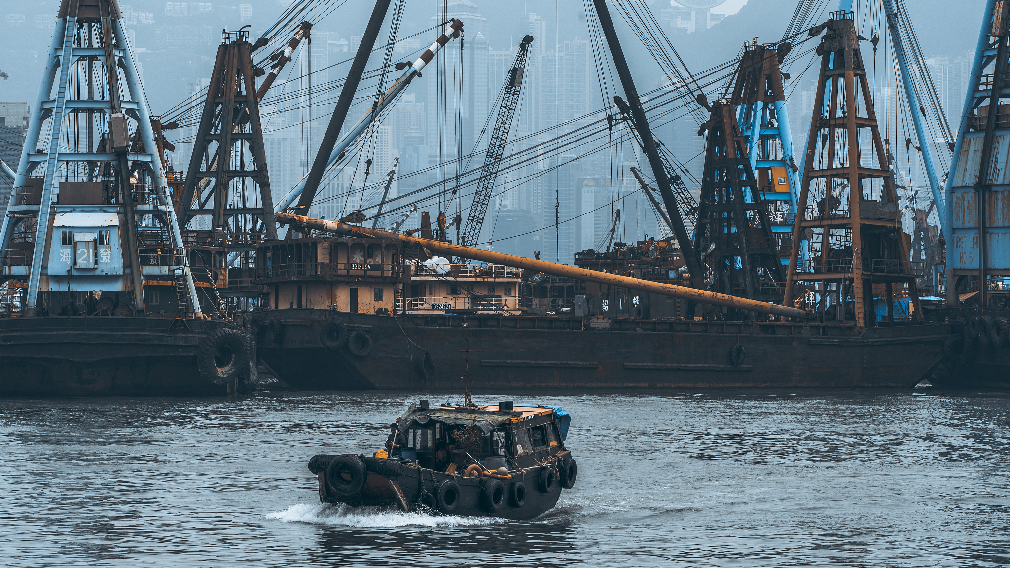 请写一篇满足以下3条要求的中文论文：1、论文内容要求：结合中国渔业船舶的发展历程与影响世界渔业船舶发展的主要因素分析中国海洋渔船未来的发展方向及其对中国海洋渔业的深远意义来写。 2、论文格式：请以标准小论文的格式包括摘要参考文献等。3：字数要求10000字且论文重复率不超过20