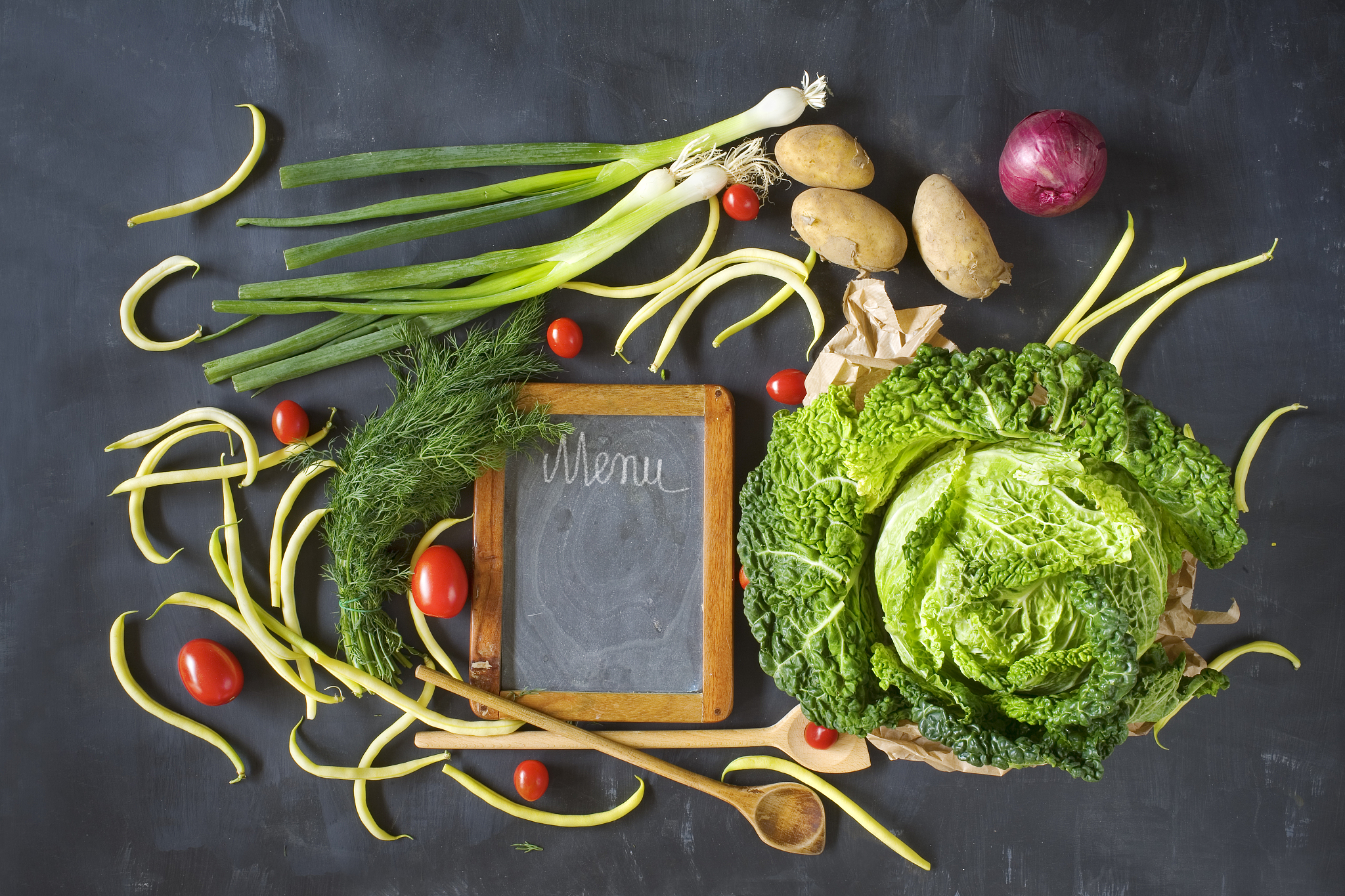 分析客人点菜偏好：从青菜、芥蓝牛肉到土豆丝，这名顾客喜欢什么？