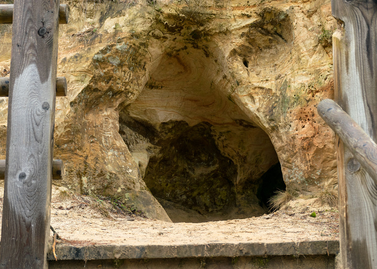 屈原屈原约公元前340年-约公元前278年是中国战国时期楚国的一位政治家、文学家和爱国诗人。他是楚国的贵族曾担任楚国宰相但因不满楚王对外交政策的错误决策而被贬至沅江。在沅江期间他写下了著名的《离骚》等爱国诗篇表达了对楚国的忧虑和对祖国的热爱。后来他因反对楚王的统治而投江自尽成为中国文学史上的一位传奇人物。他被尊为中国文学和爱国主义的代表人物之一。作文人物刘鑫洋黄煜哲刁辰昊内容冒险