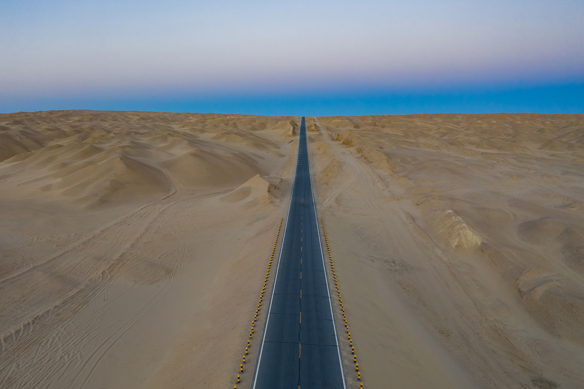 京新高速：穿越沙漠的孤独之路，为何斥资370亿无人敢走？