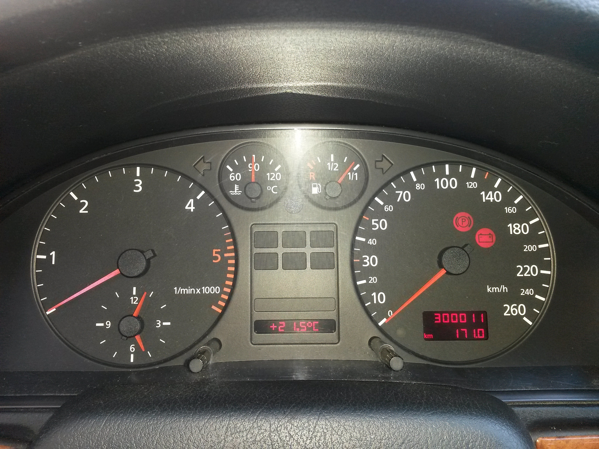 东风风行刚加满一箱油跑了30公里掉了一格油一箱油390公里就开始报警了碳罐检查没问题