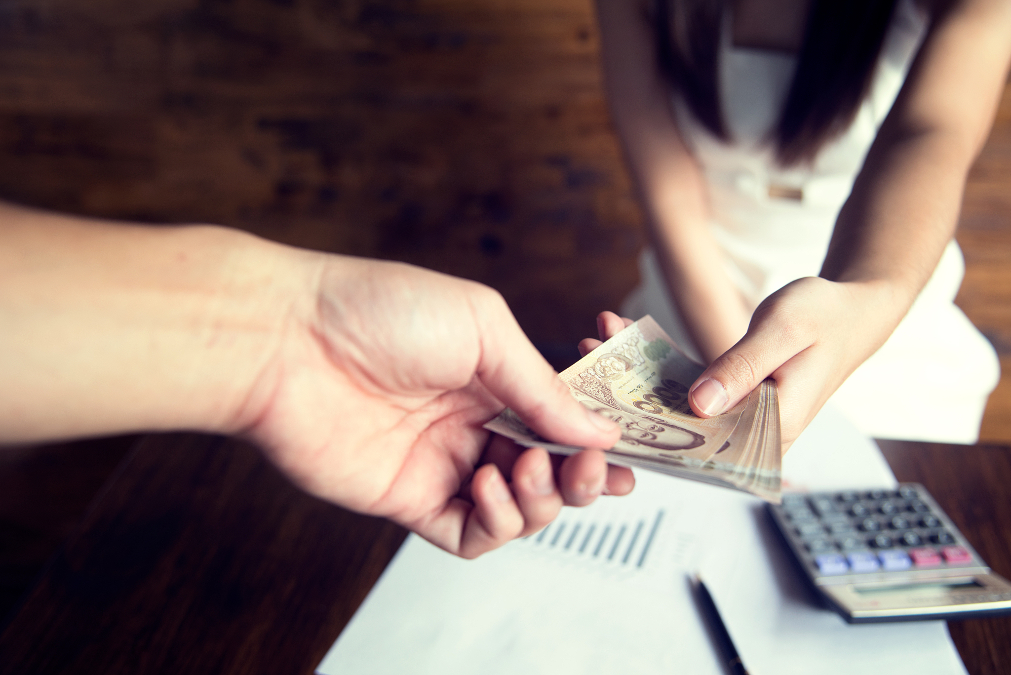 男人用钱试探女人说明