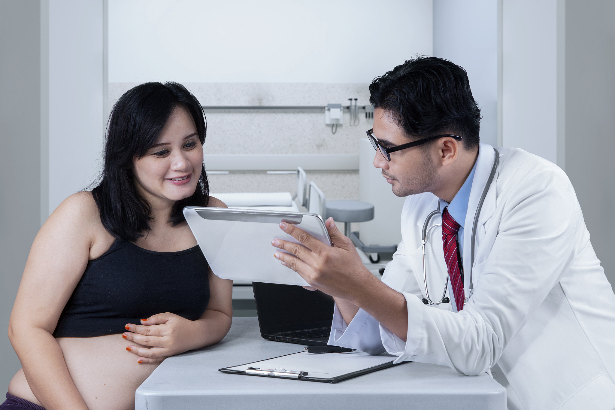 doctor shows treatment result on digital tablet