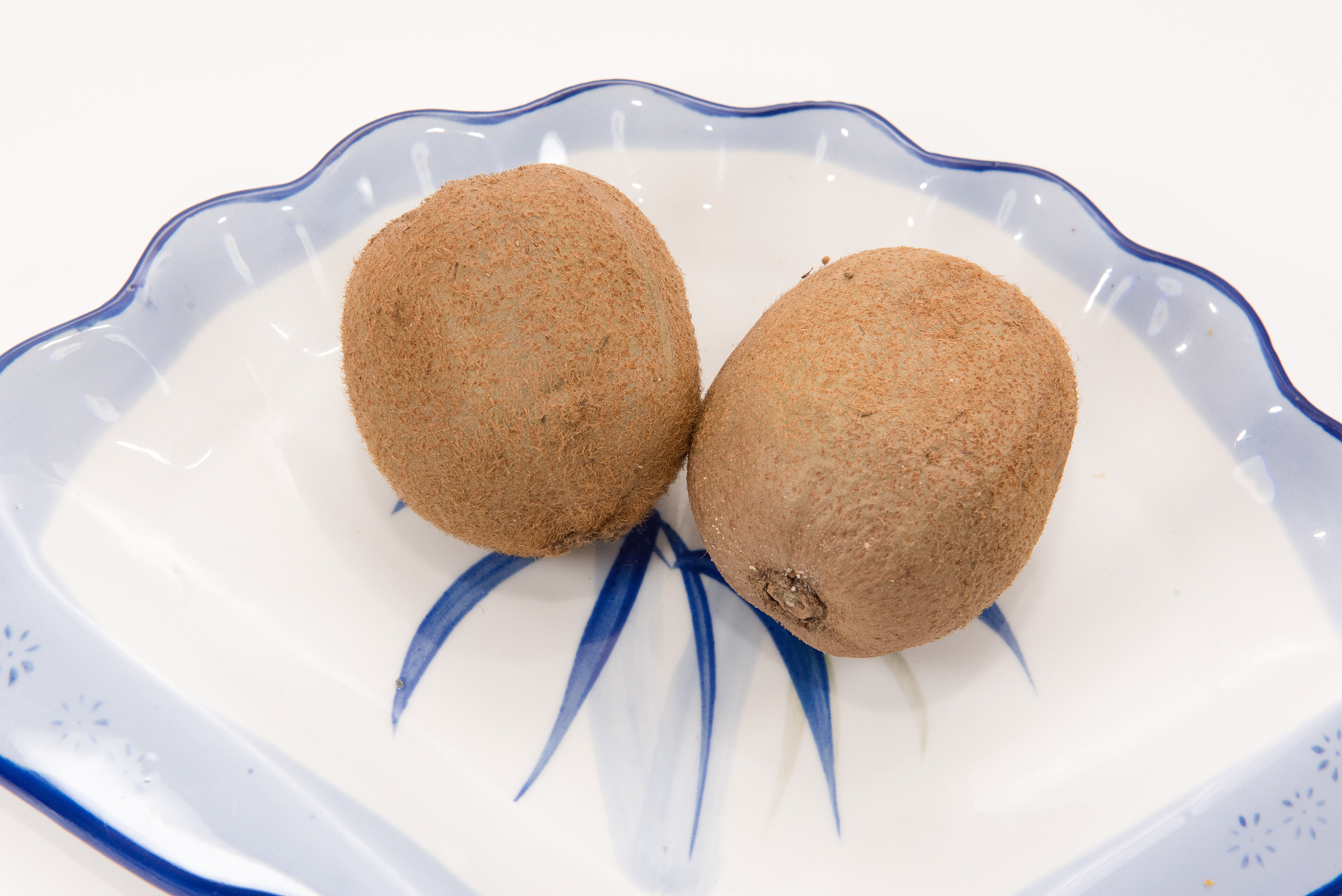 改写一下以下的内容语言要幽默口语化。茶园豆腐干清朝年间茶园豆腐干就十分有名它的制作工艺十分讲究先将虾米和冰糖研细掺进豆腐里然后将豆腐一小块一小块压实在鸡汁里煮过起锅后又放入有各种调料的酱油里浸泡取出后阴干即成。制成的豆腐干成褐色光泽明亮韧软能卷嚼有余味。当年乾隆皇帝游江南时尝到此豆腐后赞不绝口钦定为贡品。直到现在这种豆腐干上还印着一个乾字在千岛湖各大饭馆、各农贸市场都可买到。淳安猕猴桃千岛湖为浙江