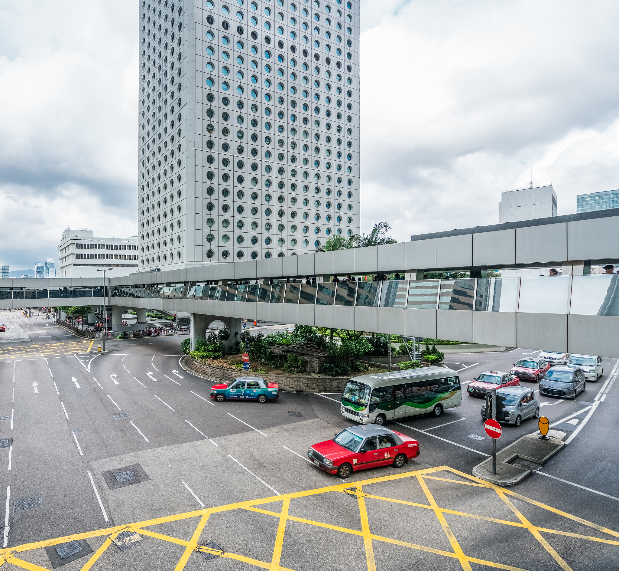 我想开车带爸妈去南京市鼓楼医院看病请问附近有停车的推荐吗？