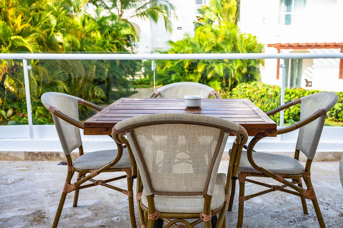 阳台桌椅打造休闲舒适生活：打造你的私人放松空间