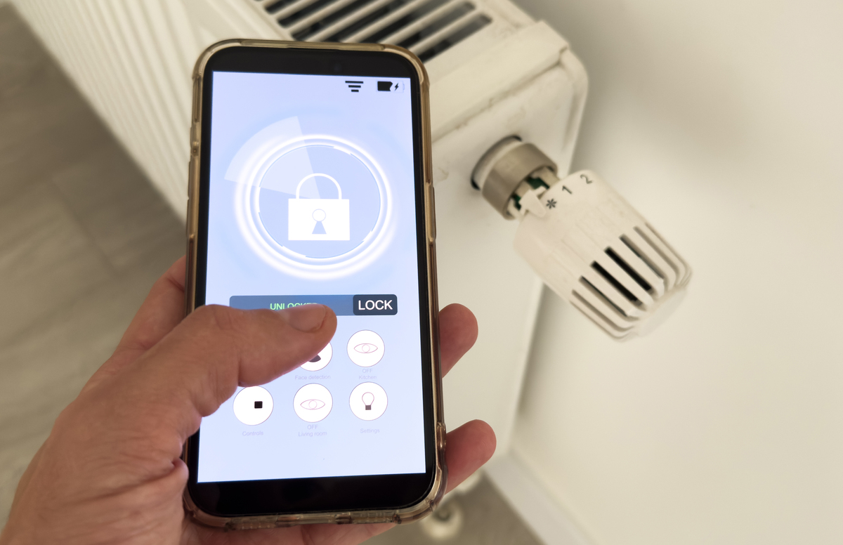 你校将举办英语演讲比赛。请你以Be a wise smartphone user为题写一篇发言稿参赛内容包括：1 分析使用智能手机的利弊；2 提出使用建议。注意：1 写作词数为80左右；2 首句已为你写好。 Nowadays we cannot live without our smartphone