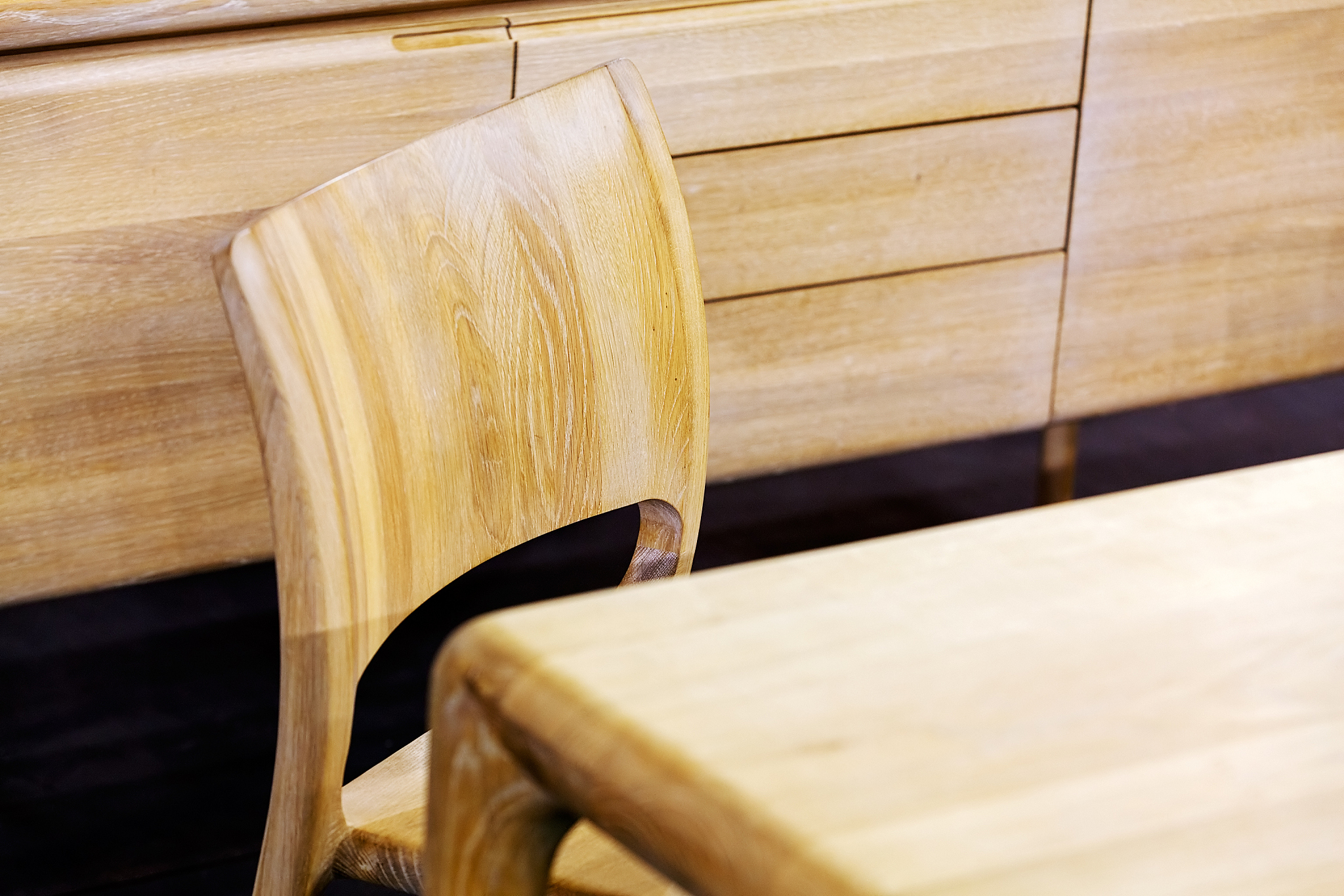 写一段关于实木家具的介绍适合博主口播热情又易懂的一分钟以内