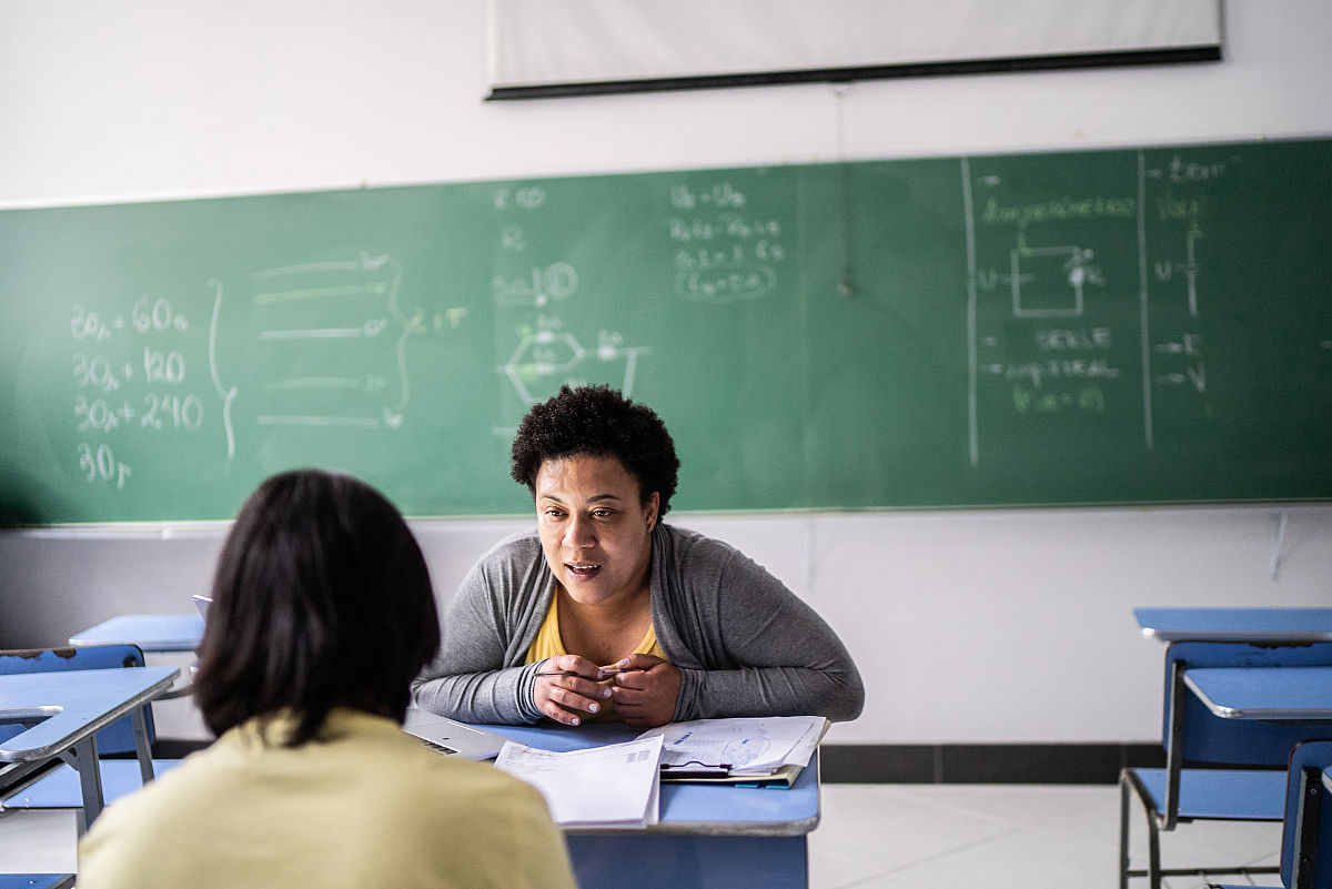 请阅读以下对话：男：今天过的怎么样啊？陈老师公开课还顺利吗女：公开课推迟了请问男生要怎么回复