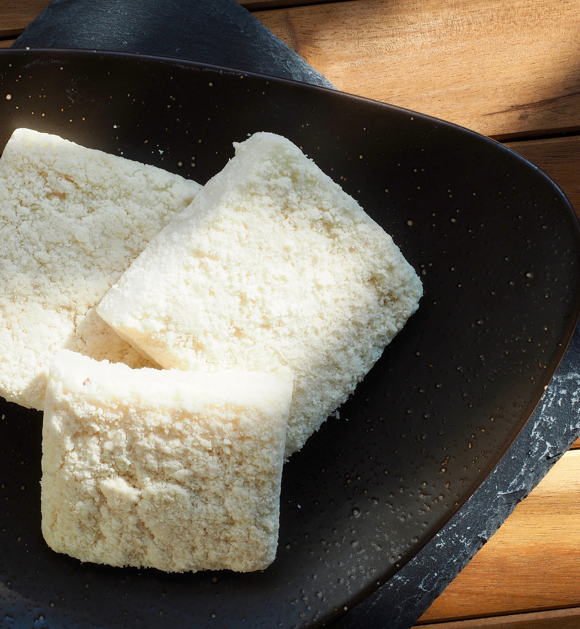 面 年糕面年糕是一种传统的韩国糕点由糯米粉和面粉制成。它通常呈长方形有时也会被切成小块。面年糕可以煮、炒或烤常用于制作各种韩国料理如炒年糕、年糕汤和年糕火锅。它的口感柔软、Q弹味道香甜是韩国美食中的一种经典之作。面 年糕 面粉 类似的主食